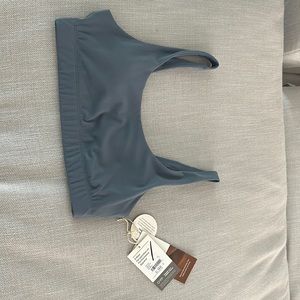 Vuori sports bra size small